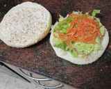 Foto del paso 6 de la receta: Hamburguesa de pollo, tortilla francesa, queso curado y mayonesa de cebolla