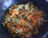 Une image de l'étape 3 de Tagliatelles de courgettes et carottes au bouillon de poisson.