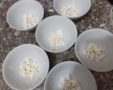 صورة لخطوة 1 من وصفة حلاوة السميد بالجبنه 🧀🥣