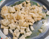 Foto del paso 2 de la receta: Bizcochuelo esponjoso con pera y pasas sin manteca