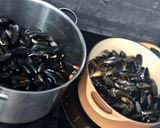A picture of step 1 of Moules Marinières with Cream.