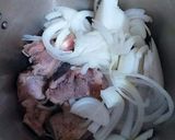 Foto del paso 3 de la receta: Guiso de cordero en salsa de cebollas blancas y especias