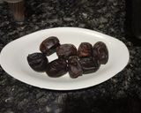 A picture of step 2 of Dates paan bites.