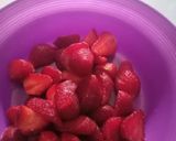 Foto langkah ke 1 dari resep Milky Shake Strawberry.