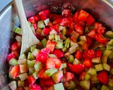 Eper-rebarbara lekvár recept fázis 2 fotója