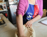 Foto del paso 2 de la receta: Pan amasado con chicharrones como en el campo chileno