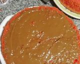 Foto del paso 4 de la receta: Bizcochuelo rojo con dulce de leche, chocolate y frutillas