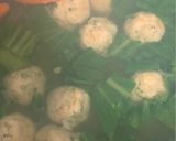 Foto langkah ke 2 dari resep Sayur Bening Sawi Bakso.