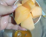 A picture of step 3 of Yellow melon juice.