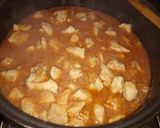 Hagymás csirkekockák héjában főtt burgonyával - egytál recept fázis 3 fotója