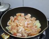 Foto langkah ke 2 dari resep Tumis Sawi Hijau Pedas Manis dan Ayam.