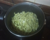Foto del paso 1 de la receta: Pasta verde con salsa de aceitunas negras y jamón cocido