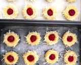 Foto langkah ke 4 dari resep Thumbprint Cookies 🧈🥚🍓.