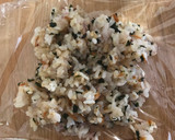 Foto del paso 2 de la receta: Onigiri con furikake y umeboshi