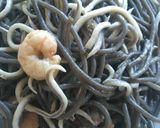 Foto del paso 4 de la receta: Spaguetti negro con gulas y gambas