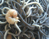 Foto del paso 4 de la receta: Spaguetti negro con gulas y gambas