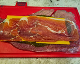 Foto del paso 3 de la receta: Rollo de ternera relleno de pesto, jamón y queso