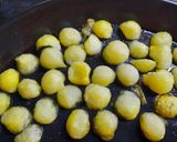 Foto del paso 3 de la receta: Papas noisette con filet de merluza al horno