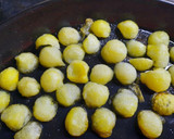 Foto del paso 3 de la receta: Papas noisette con filet de merluza al horno