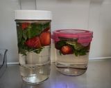 Foto langkah ke 2 dari resep Infused Water (strawberry dan daun mint).