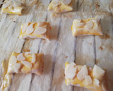 Foto del paso 2 de la receta: Saladitos de crema de morcilla y de queso con piña y almendras