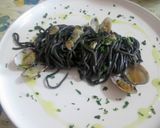 Foto del passaggio 11 della ricetta Tagliolini neri alle vongole