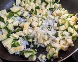 Foto del paso 1 de la receta: Revuelto de zapallitos y espinaca 🌱