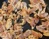 A picture of step 2 of Stir fried chicken breast with Shiitake mushrooms 香菇炒鸡胸.
