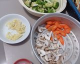 Foto langkah ke 1 dari resep Tumis Brokoli Jamur Wortel Bawang Putih.