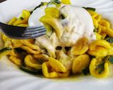 Foto del passaggio 2 della ricetta Orecchiette con Zucchine, zafferano e burrata