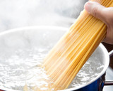 Foto del paso 2 de la receta: Espaguetis Carbonara Receta Tradicional