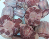 Foto del paso 1 de la receta: Rabo de vacuno con verduras y vino dulce