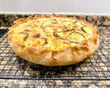 Foto del paso 8 de la receta: Pastel salado de hojaldre con calabacín, requesón y salami