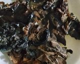 Gambar langkah 1 resipi Ayam Masak Kicap Lada Hitam & Cendawan Hitam.
