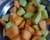 A picture of step 1 of Muskmelon Grapes Popsicles.