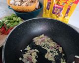 Foto langkah ke 2 dari resep Tumis Jamur Sosis Kecap.