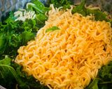 Hình bước làm 2 của món Mì Gói Nấu Tôm Nõn & Cải Xoăn Kale