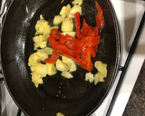 Foto del paso 3 de la receta: Tortilla de corazones de alcachofa y tiras de pimiento asado