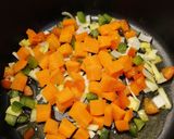 Foto del paso 3 de la receta: Sopa de habas con verduras y gambas