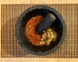 Foto del paso 5 de la receta: Salsa Asada de Chile Serrano (Molcajeteada)
