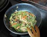 Foto del paso 4 de la receta: Muslo de pollo cocido y frito con salteado de verduras