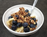 Foto del paso 3 de la receta: Granola de frutos secos y coco con dátiles, hecha en sartén