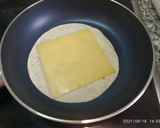 Foto del paso 9 de la receta: Quesadillas de pollo con cebolla caramelizada y queso