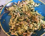Une image de l'étape 6 de Salade de poulet aux tomates, courgette et jeunes pousses sauce ciboulette olive.