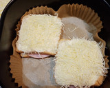 Foto del paso 4 de la receta: Sándwich con bechamel y huevo frito