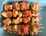 Foto del paso 4 de la receta: Brochetas de Bratwurst marinadas