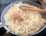 Foto del paso 2 de la receta: Tortilla de cebolla 🧅