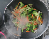Foto del paso 4 de la receta: Wok de verduras, tallarines y pavo