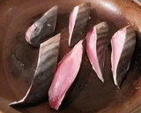 Foto del paso 5 de la receta: Solomillo de bonito a la sal piramidal al limón y aceite de sésamo