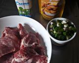 Foto del paso 1 de la receta: Bondiola a la mostaza y verdeo con chips de batata